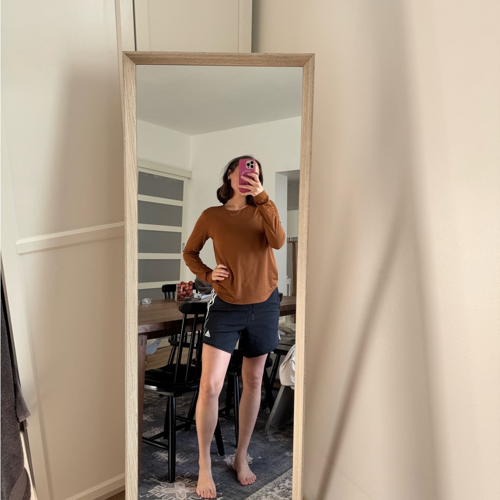 Item: Lululemon Long Sleeve Shirt 
Size: Fits like a Small
Condition: Used